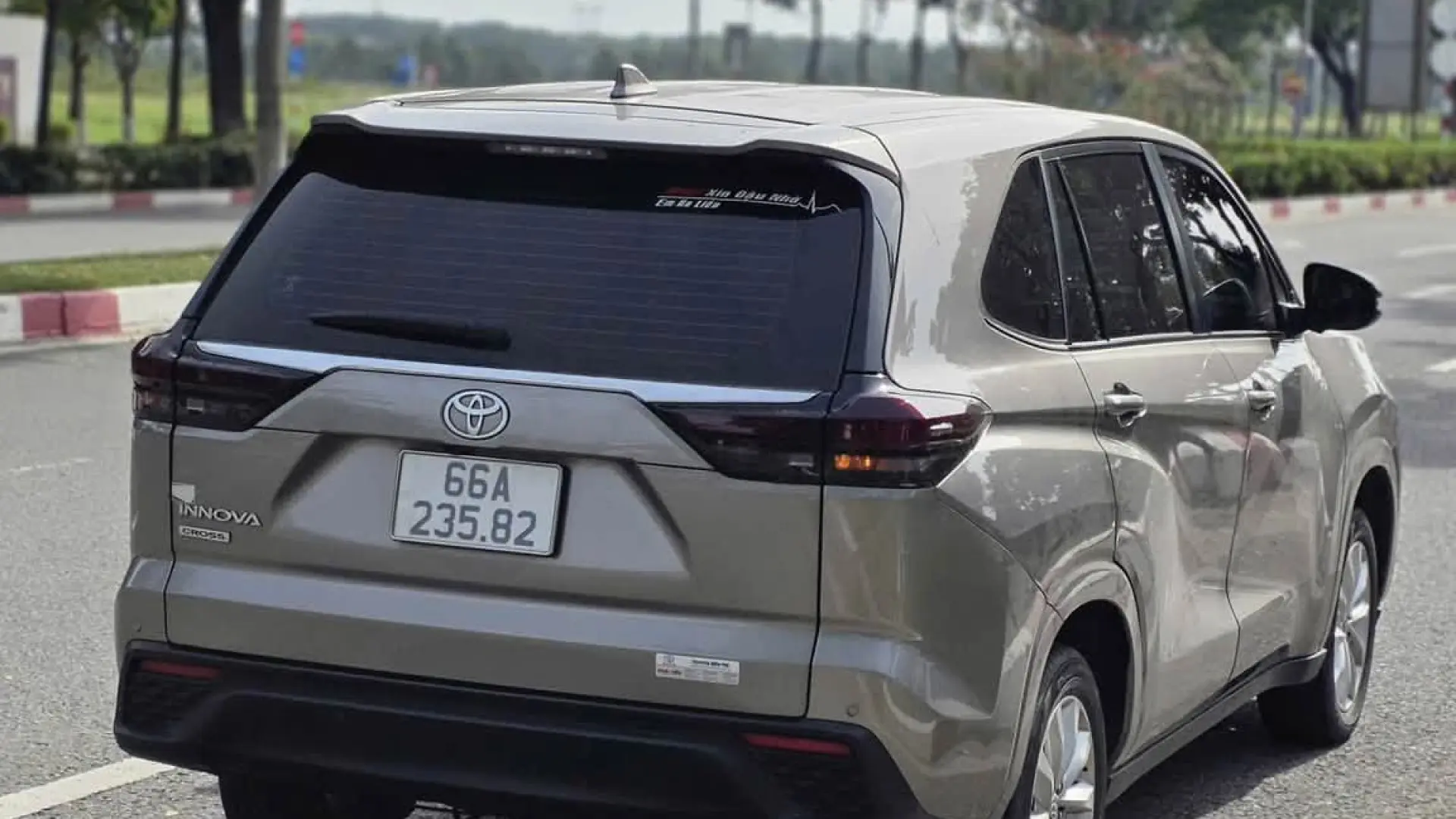 Toyota Innova Croos 2023 bản V