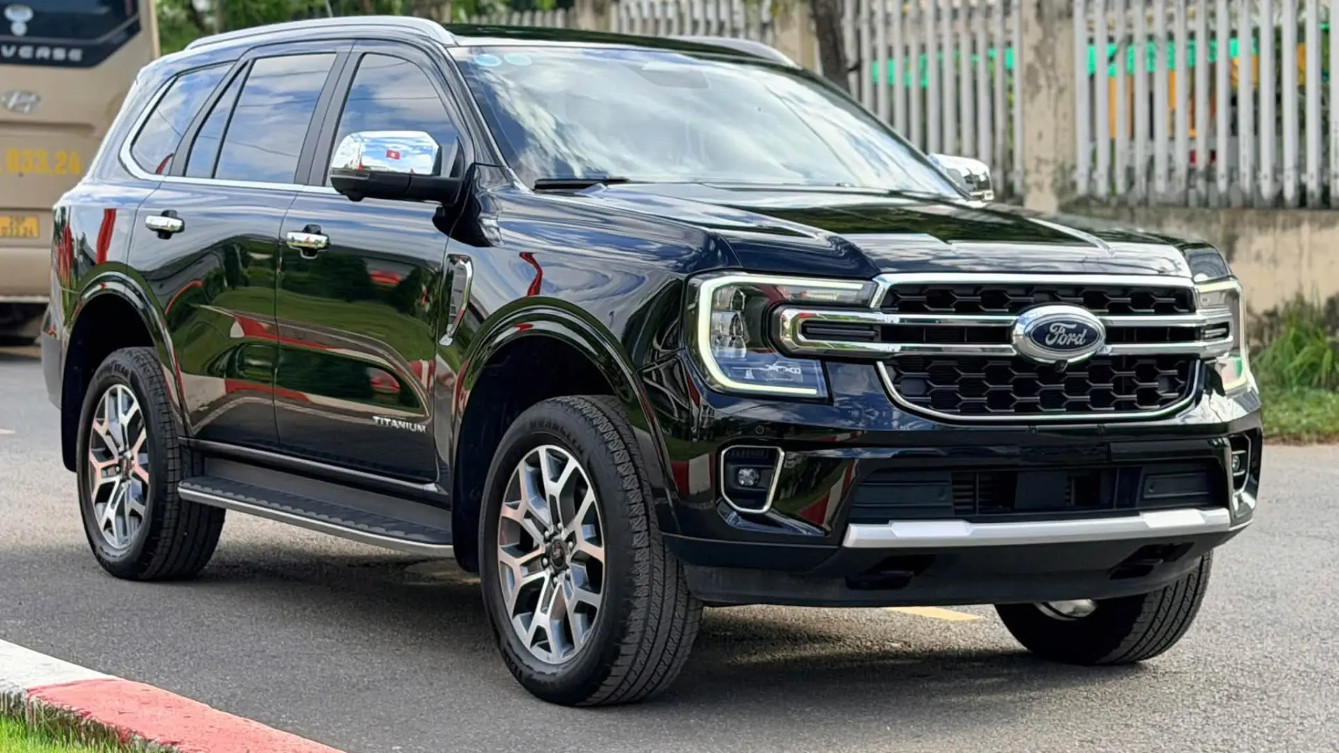 Ford Everest 2024 Titanium 2 cầu