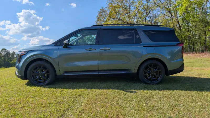 2026-Kia-Carnival-for-Carscoops-by-Stephen-Rivers-64-1536x864