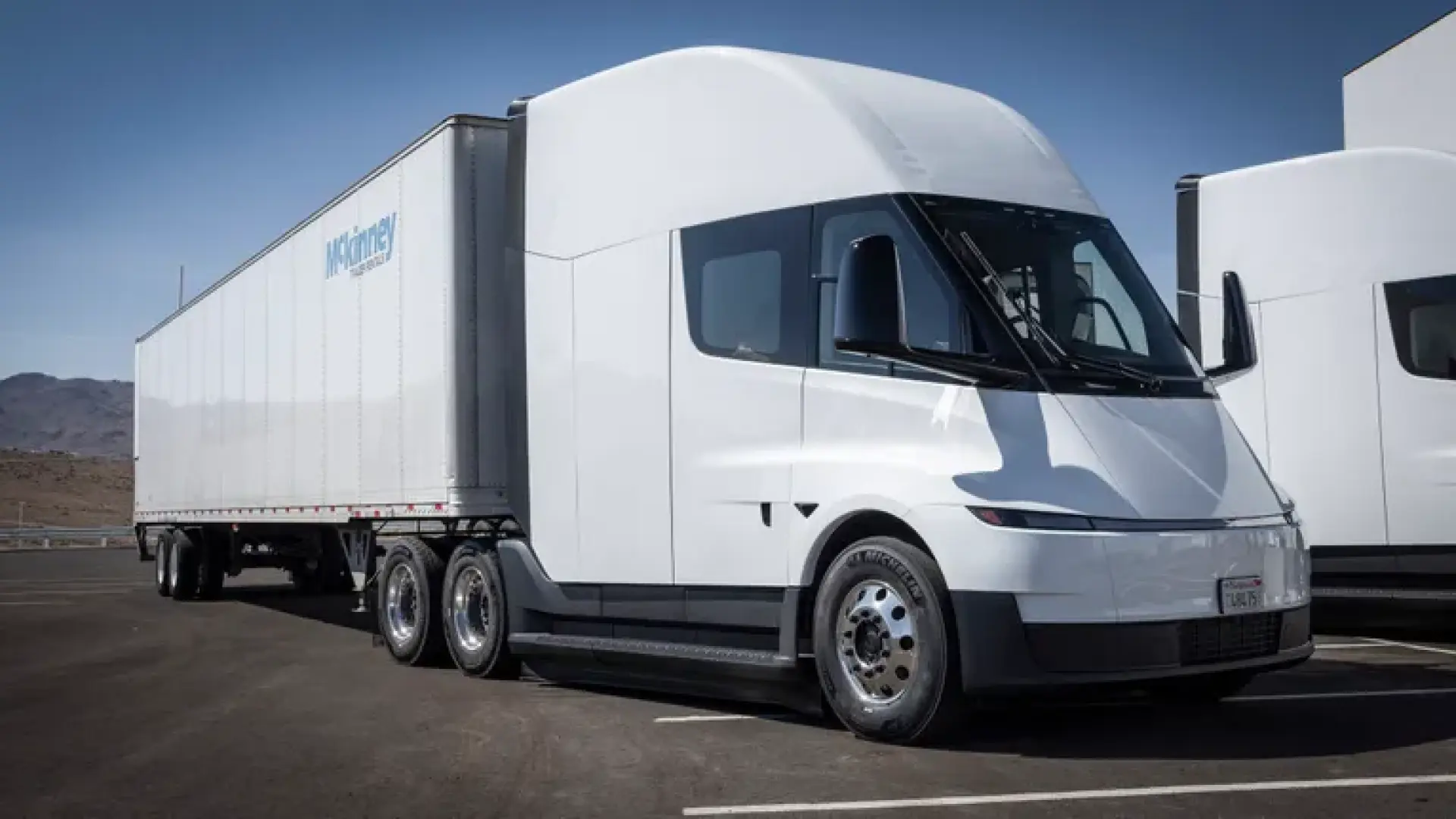 Trải Nghiệm Lái Thử Tesla Semi 2027: Xe Tải Điện 800 kW, Đi 805 Km