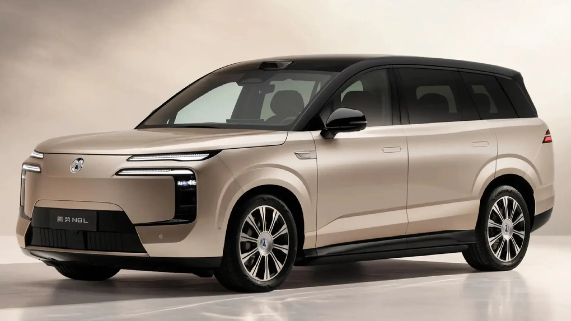 Denza N8L - SUV điện chạy gần 1.000 km mới cần sạc