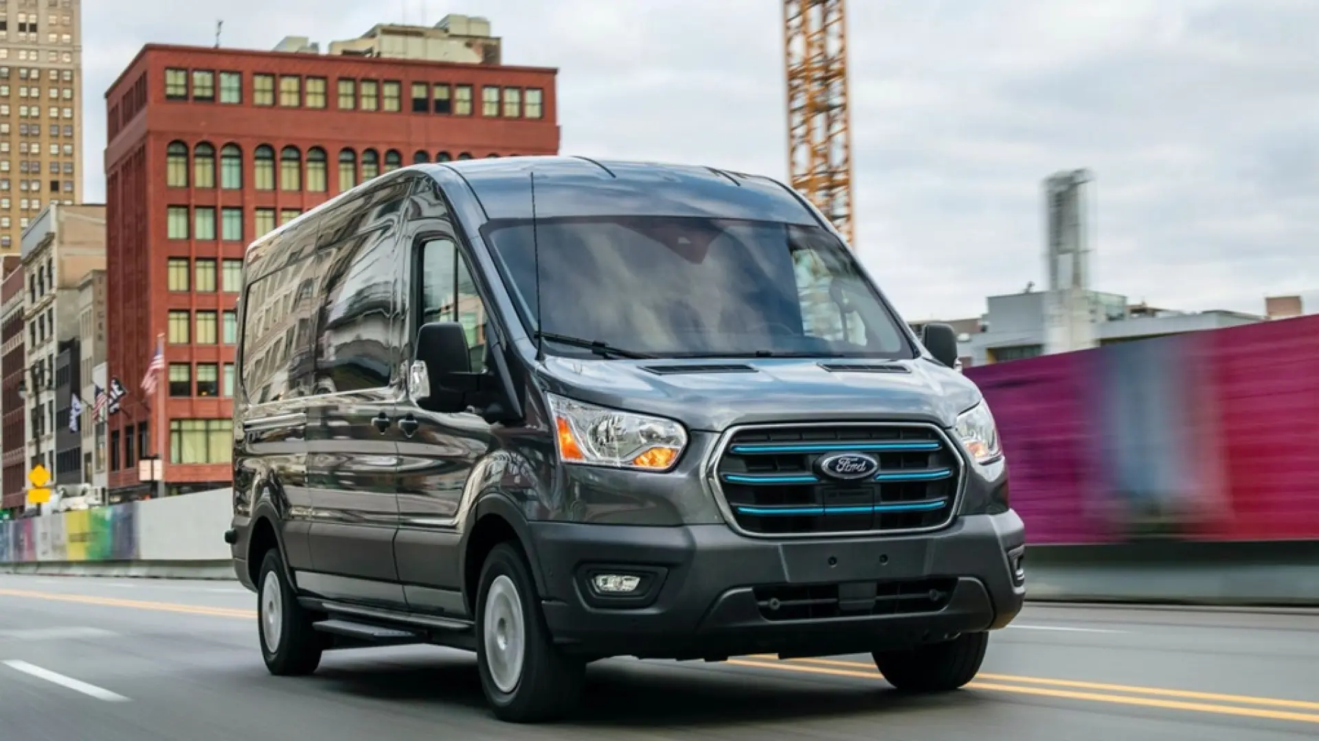 Ford E-Transit 2026: Xe Van Điện Đi 431 Km, Sạc Nhanh 180 kW