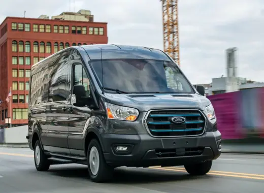 Ford E-Transit 2026: Xe Van Điện Đi 431 Km, Sạc Nhanh 180 kW
