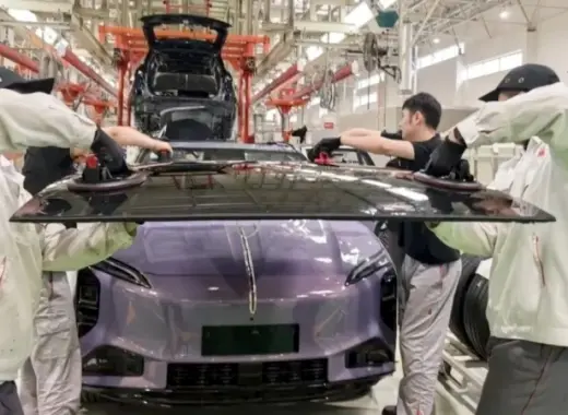 Hongqi chế tạo pin mặt trời trên nóc xe