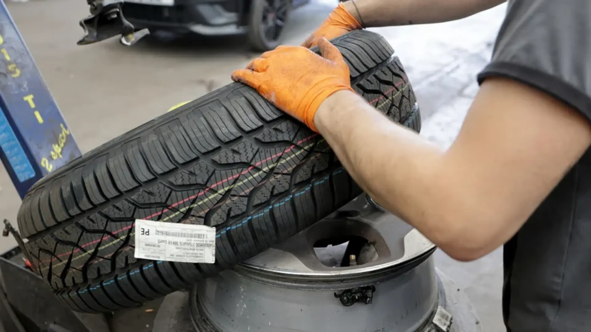 Lý do lốp xe mới có các vạch màu trên bề mặt lốp