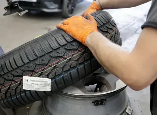 Lý do lốp xe mới có các vạch màu trên bề mặt lốp