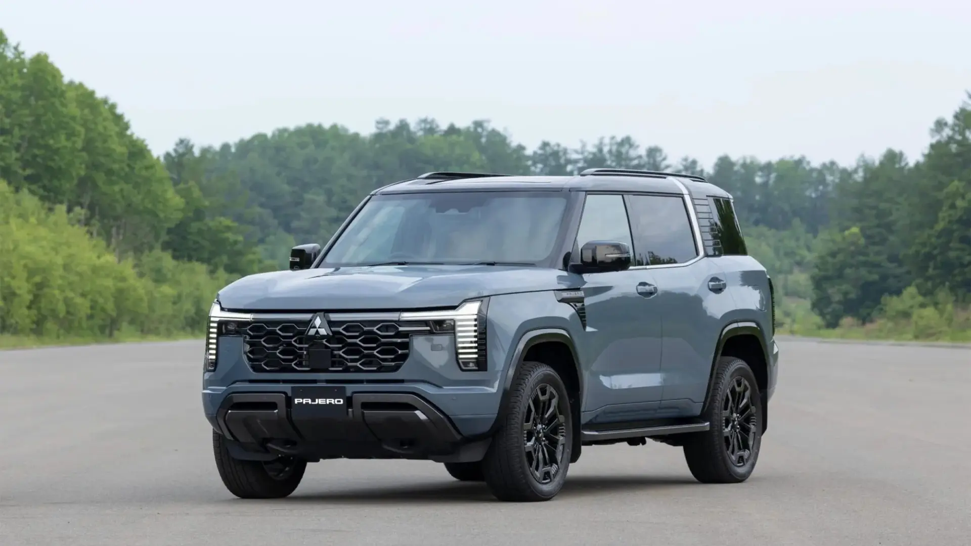 Mitsubishi Pajero thế hệ mới giá từ 49.300 USD