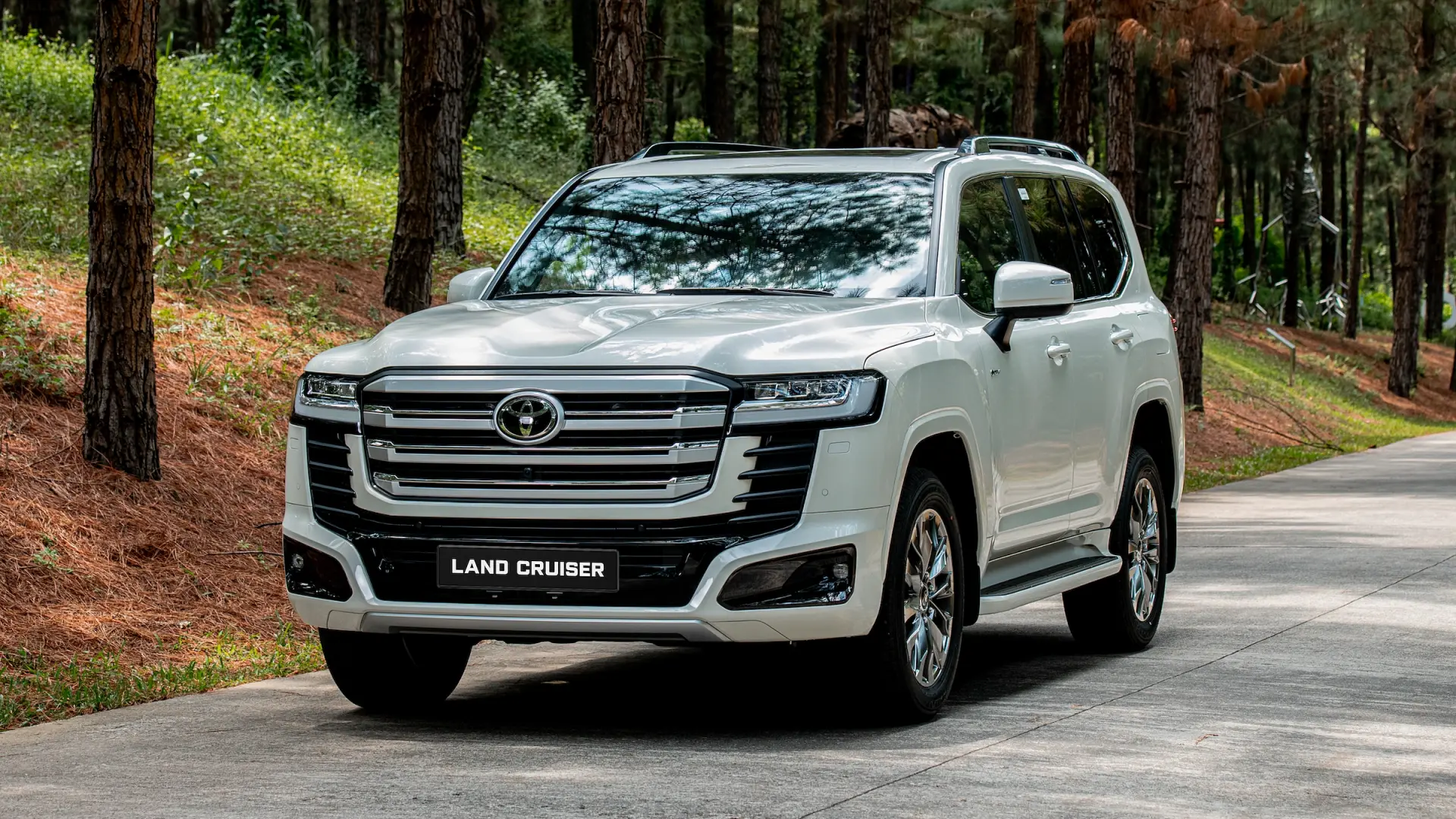 Toyota Land Cruiser hybrid giá 4,71 tỷ đồng