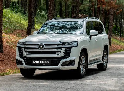 Toyota Land Cruiser hybrid giá 4,71 tỷ đồng