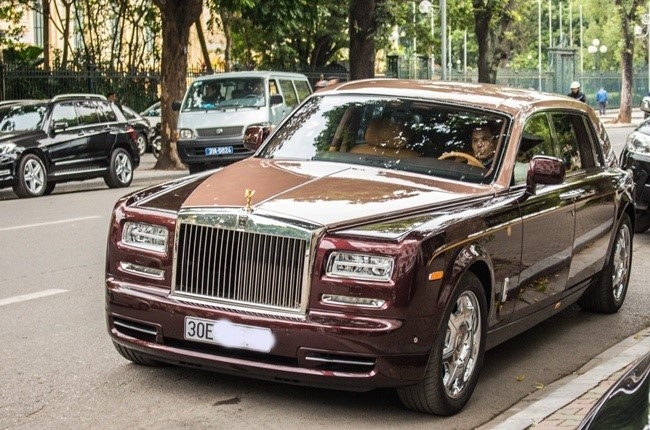 Cận cảnh Rolls-Royce Lửa Thiêng trên đường phố Hà Nội