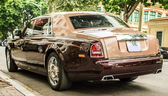Phần đuôi được sơn màu độc của Rolls-Royce Lửa Thiêng