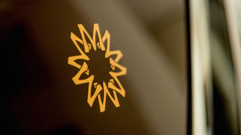 Logo mặt trời phương Đông màu vàng nổi bật trên thân xe