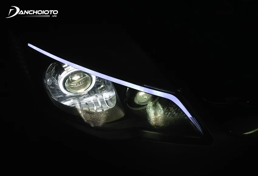 Đèn ở dạng ống LED chạy viền cạnh trên hoặc viền cạnh dưới đèn pha
